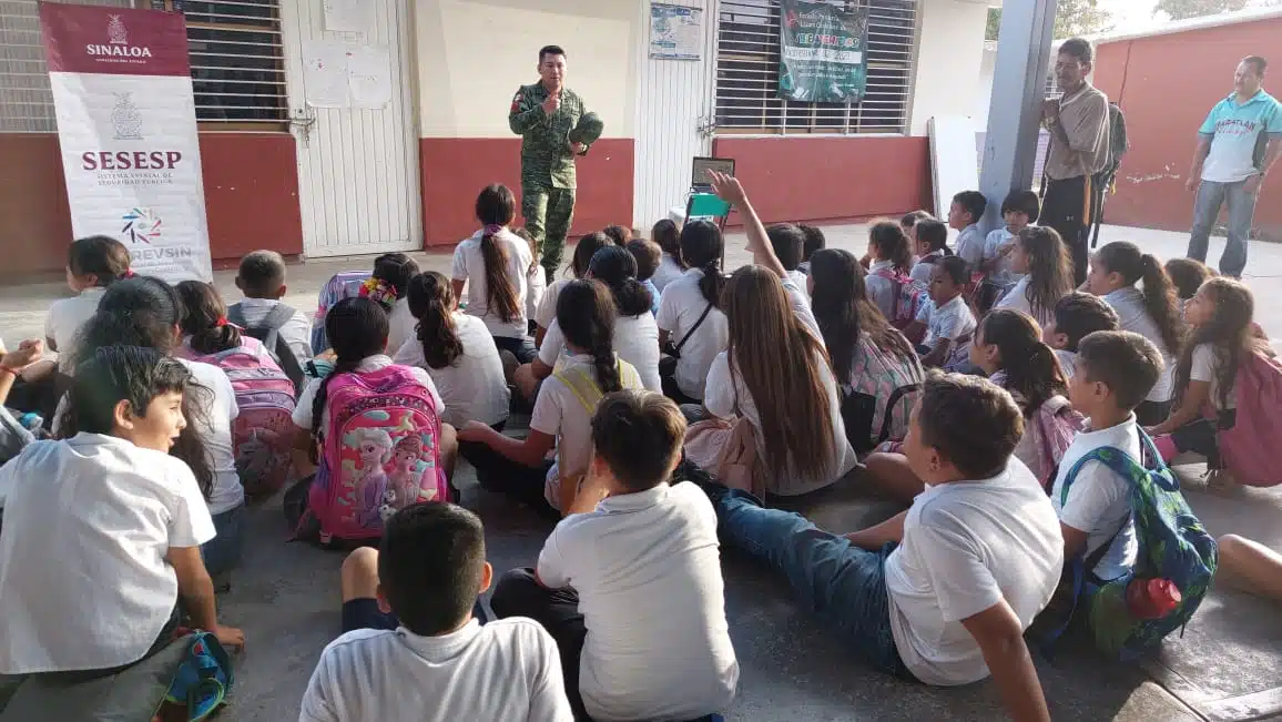 Concientizan a niños contra el uso de drogas y la delincuencia en una primaria de Mazatlán