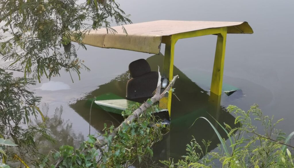 Conductor de tractor cae a un canal junto con el vehículo en las inmediaciones de Los Mochis