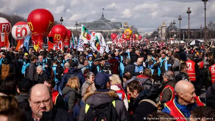 Continúan manifestaciones en Francia; miles salen a las calles en contra de reforma de pensiones