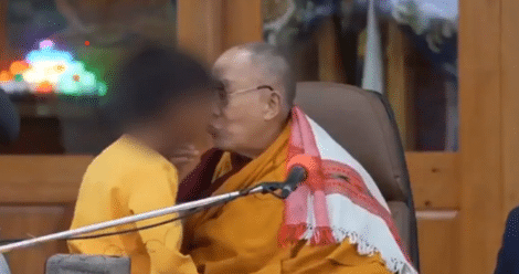 Dalai lama besa niño