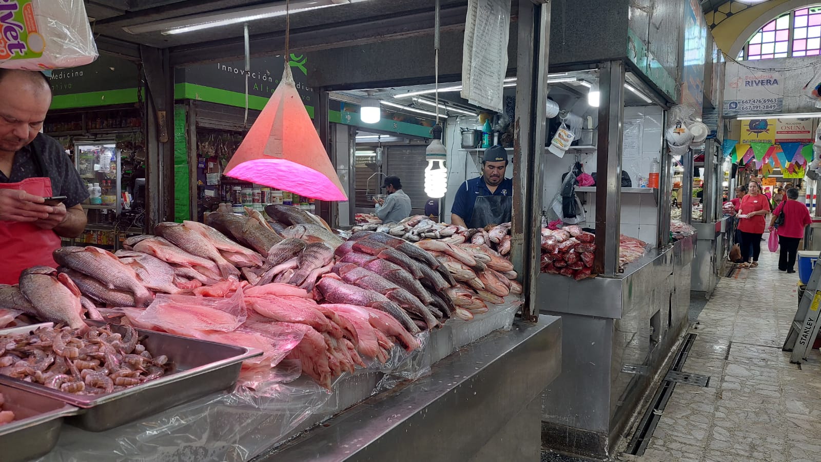 Después de la veda del camarón, pescadores emigran a la ciudad en busca de sustento familiar: Castro