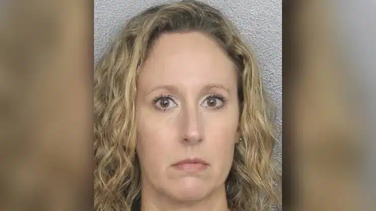 Detienen a directora de escuela tras relación sexual con un alumno en Florida