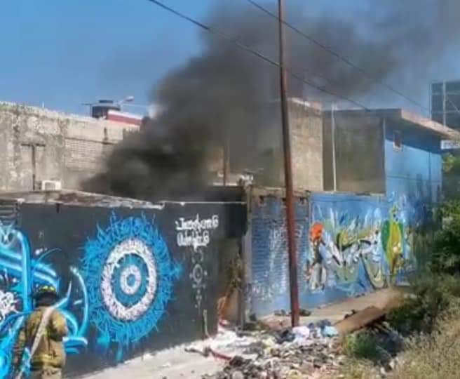 Don Francisco alcanzó a salir, pero se quemó las manos y la cara; su casa se incendió en Mazatlán 