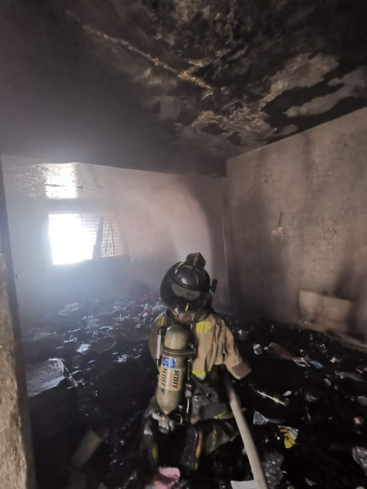 Don Francisco alcanzó a salir, pero se quemó las manos y la cara; su casa se incendió en Mazatlán 
