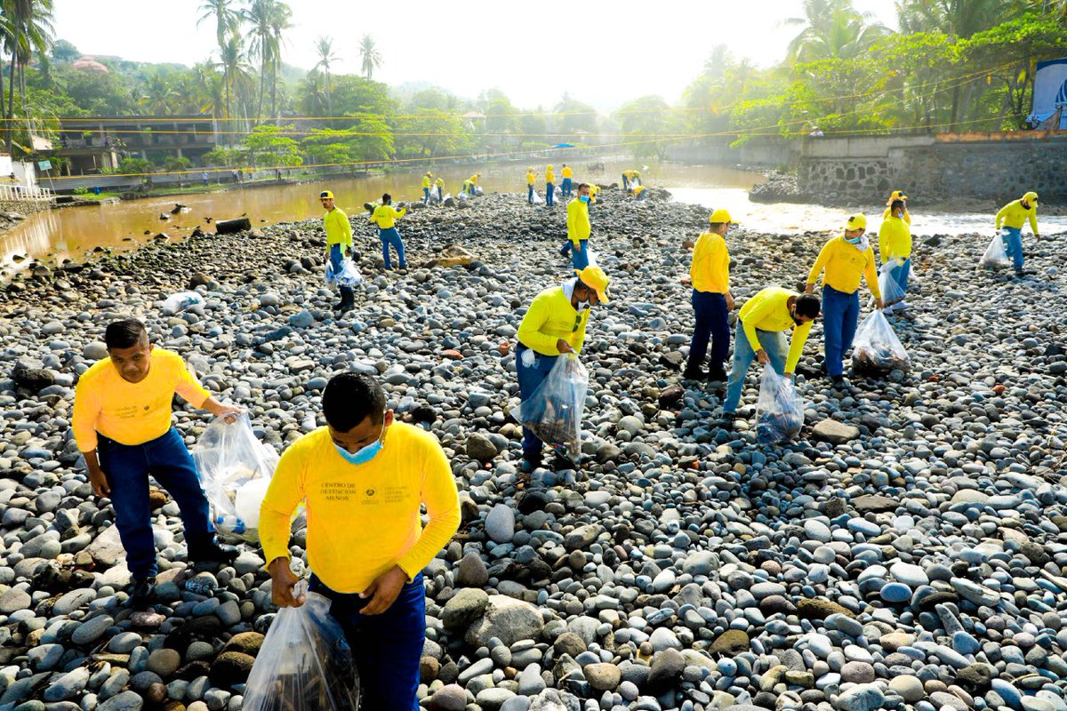 El Salvador implementa Plan Cero Ocio; reos limpian calles y construyen casas