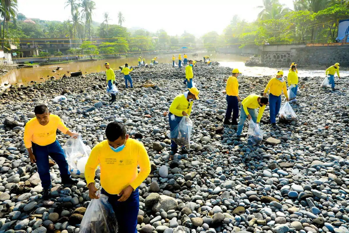 El Salvador implementa Plan Cero Ocio; reos limpian calles y construyen casas