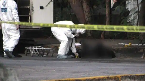 En Cancún, localizan cuerpo maniatado afuera de una tienda de autoservicio