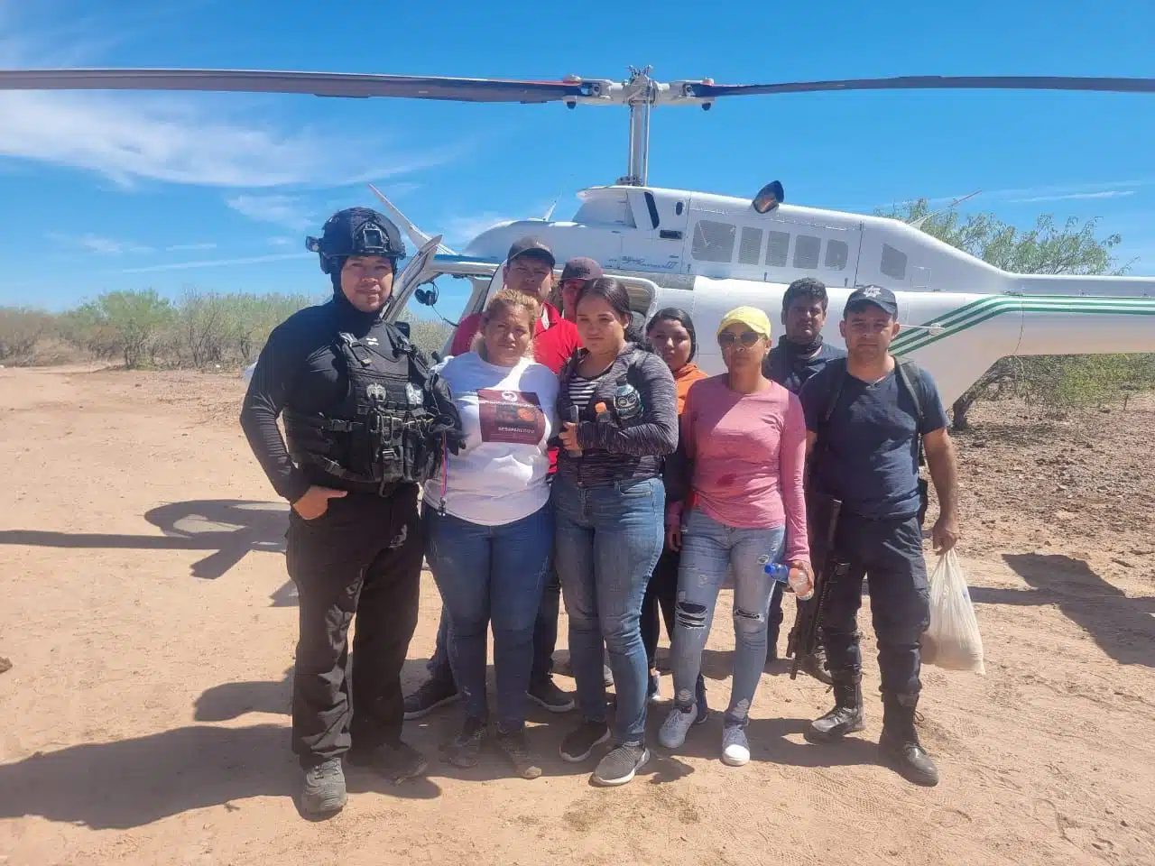 En helicóptero rescatan a Ceci Flores y a agentes de la PEP en Ahome