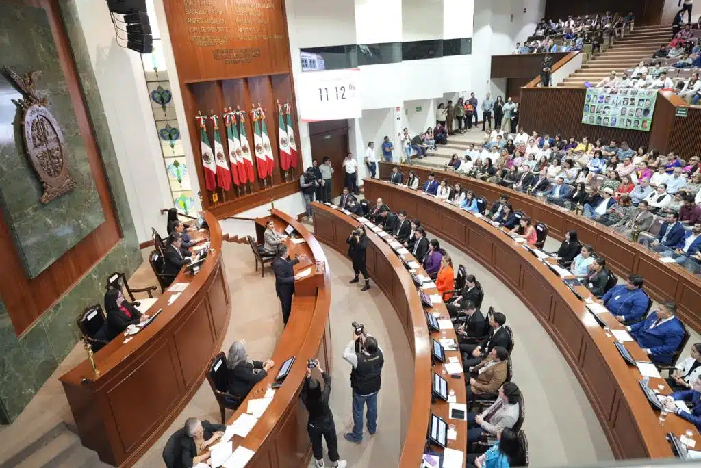En sesión solemne instalan el Parlamento “7 de Abril”; rinden protesta diputados juveniles (2)