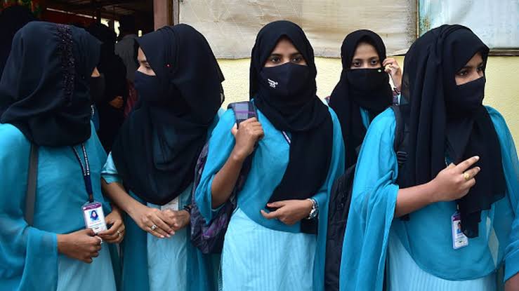 Endurece Irán medidas contra mujeres que no usen hiyab en centros escolares