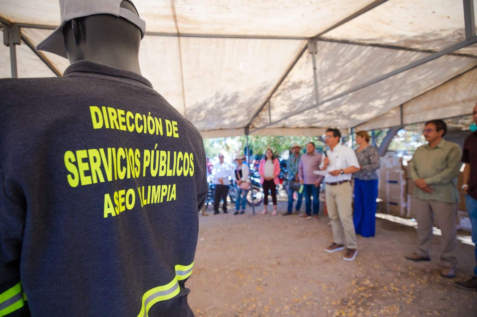 Entregan uniformes a trabajadores de aseo de Guasave (4)