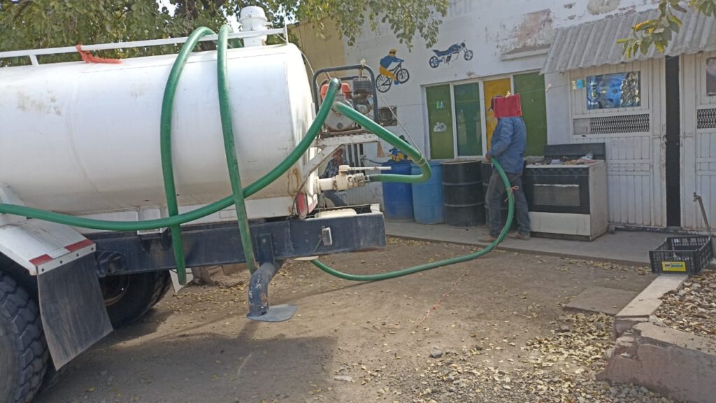 Escasea el agua en Mocorito; les llevan en pipas