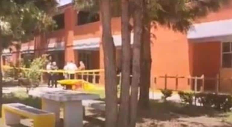 La menor falleció tras caer del segundo piso del plantel, a donde arribaron peritos investigadores para realizar las investigaciones correspondientes.