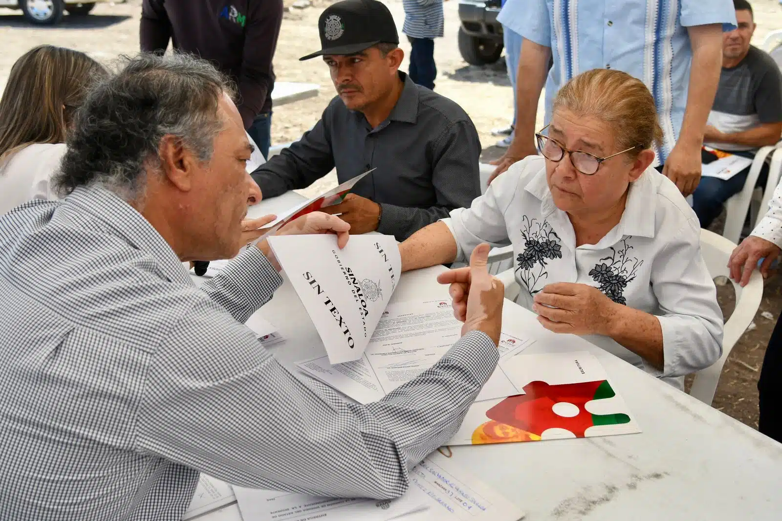 Familias desplazadas por la violencia recibieron lotes para vivienda en Guamúchil (4)