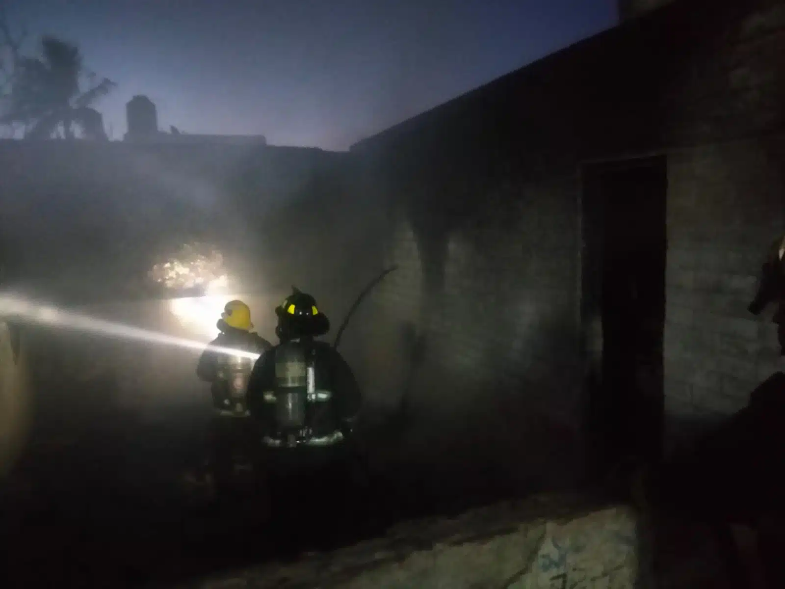 Fuerte incendio deja grandes daños en un una casa y una antigua caseta de policía en Culiacán (2)