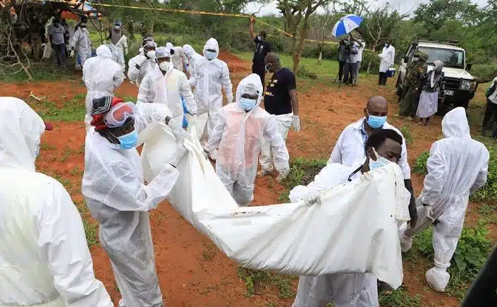 Hallan 39 cuerpos en fosas dentro de terrenos de líder de culto en Kenia