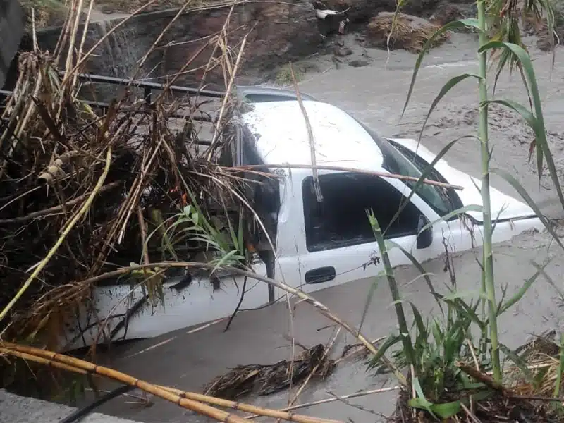 Hay dos personas desaparecidas tras fuerte tormenta en Oaxaca; ¡intentaron cruzar el río!