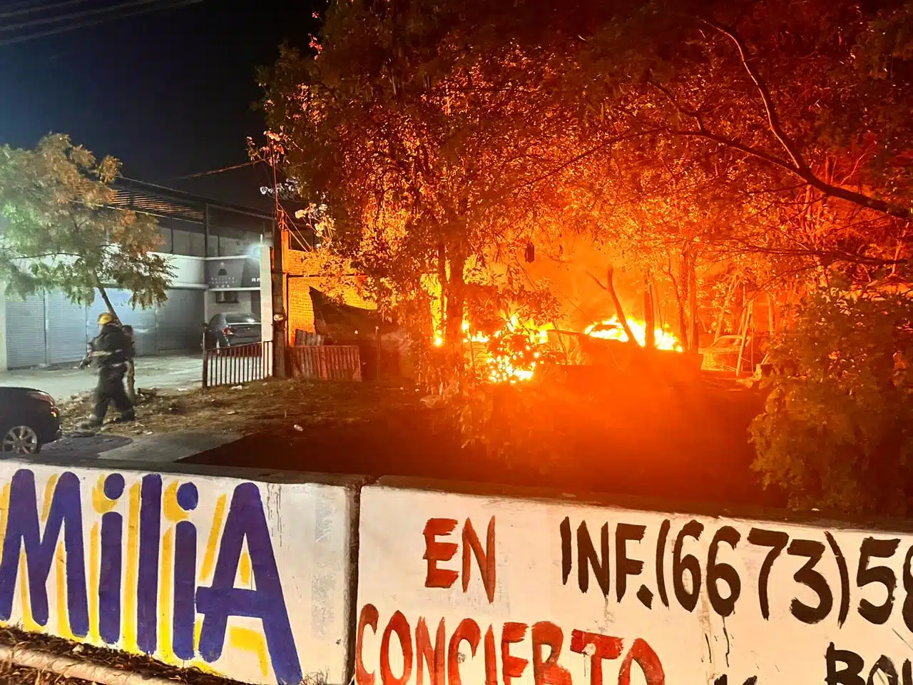 Incendio arrasa con siete carros en un lote de la colonia Miguel Hidalgo, en Culiacán