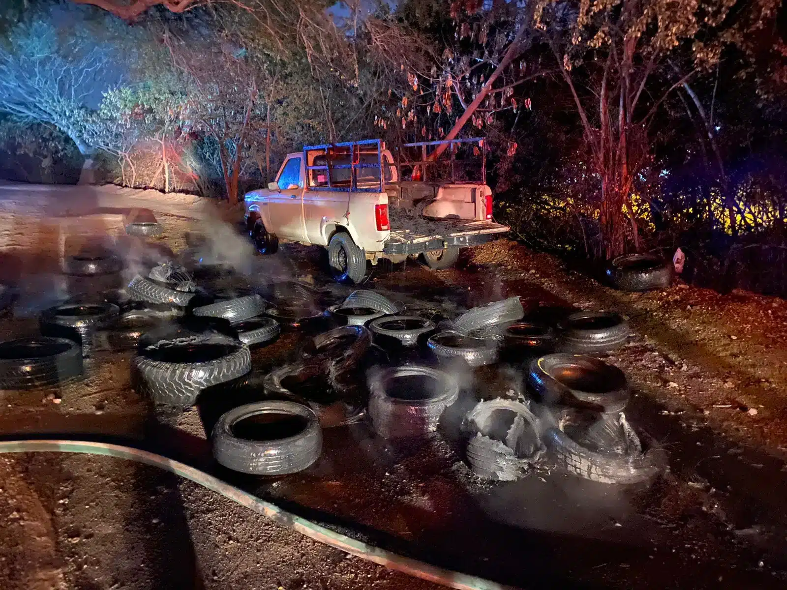 Le prenden fuego a camioneta cargada con llantas en Mazatlán; bomberos controlan el incendio