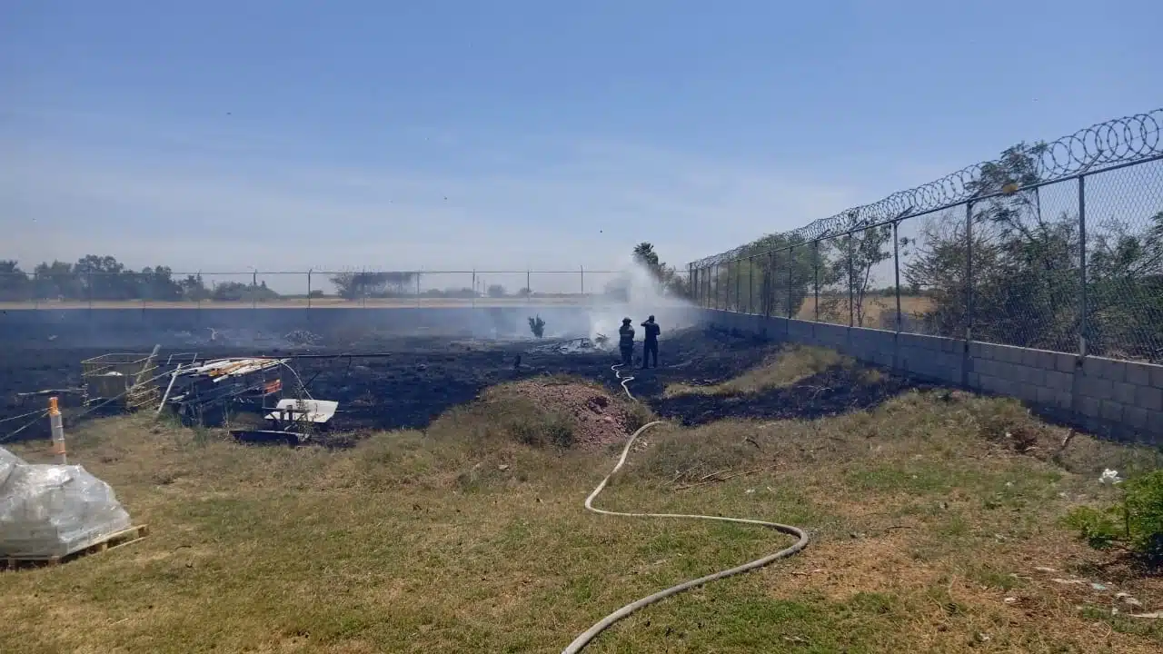 Incendio en terrenos de una fábrica moviliza a cuerpo de bomberos en Ahome