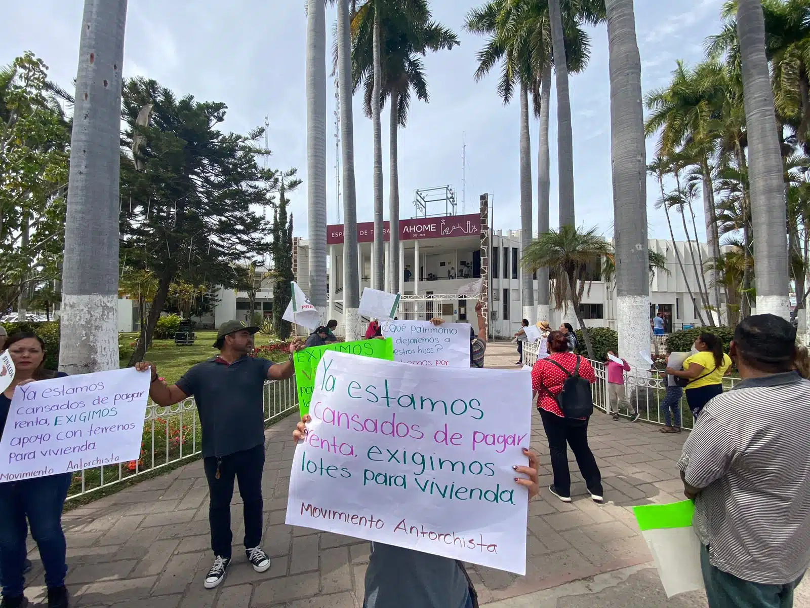 Integrantes de Antorcha Campesina se manifiestan afuera de Palacio Municipal de Ahome