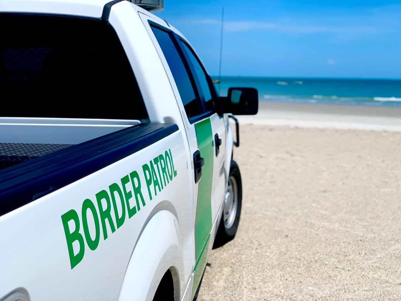 Interceptan a 13 migrantes ilegales cerca de una isla en Miami