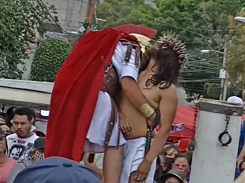 Jesús se desmaya en viacrucis