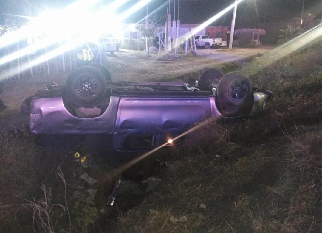 Juan Manuel iba en su Toyota Hilux Vuelca por la México en Ahome y vive para contarla