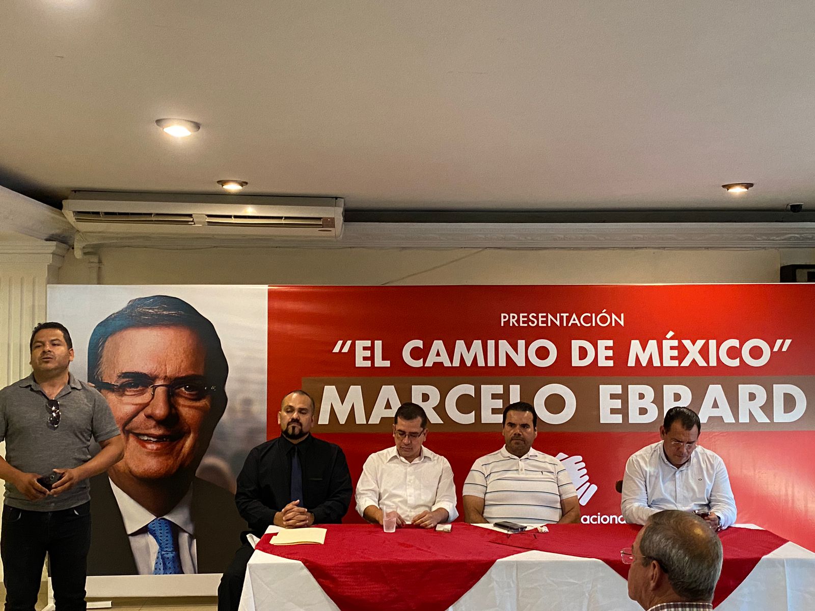 Presentan el libro “El camino de México”; cuenta la vida de Marcelo Ebrard