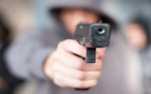 Lo golpean con un tubo en la cabeza A Julio lo quisieron asaltar en Culiacán; termina en el hospital