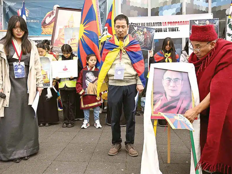 Marchan tibetanos en Paris