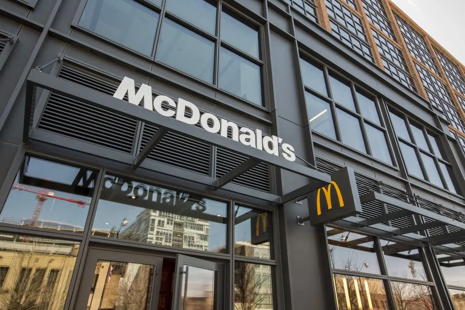 McDonalds cerrará temporalmente sus oficinas en EU; anuncia despidos