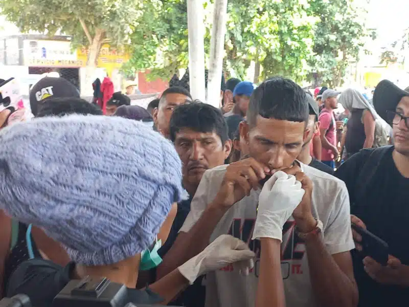 Migrantes se cosen la boca en Chiapas