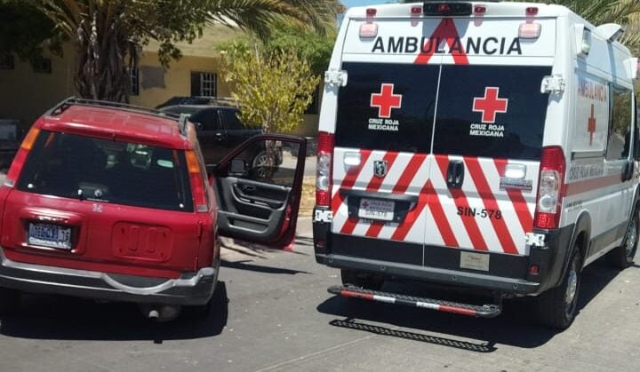 Mujer se impacta contra palmera en una vagoneta en Los Mochis; se le ponchó una llanta (2)