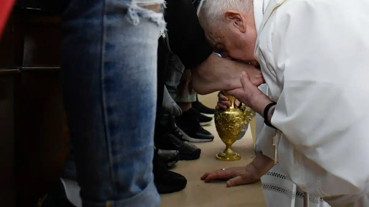 Papa Francisco acude a cárcel romana y lava los pies de 12 presos
