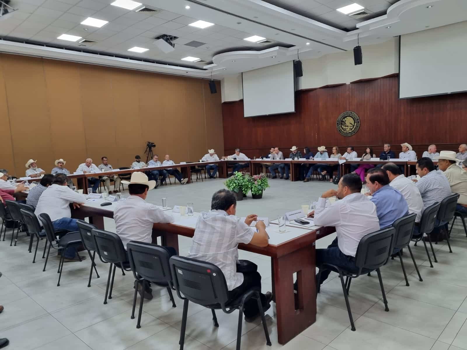 Productores y diputados acuerdan reunirse con el Gobernador