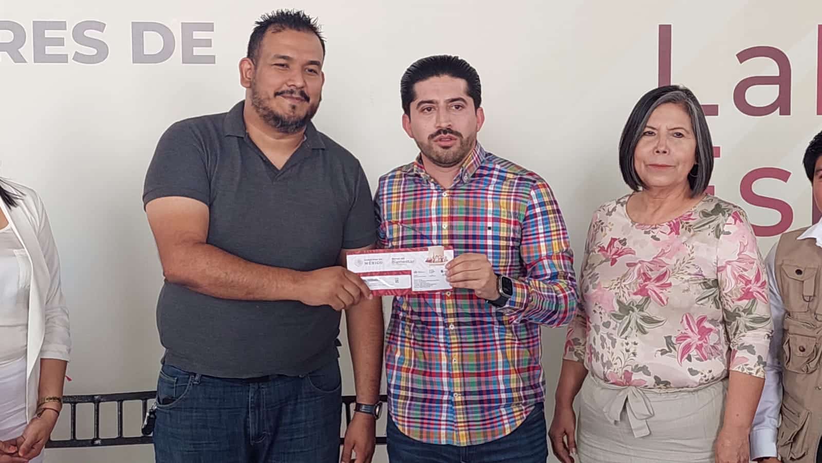 Entrega recursos La Escuela es Nuestra