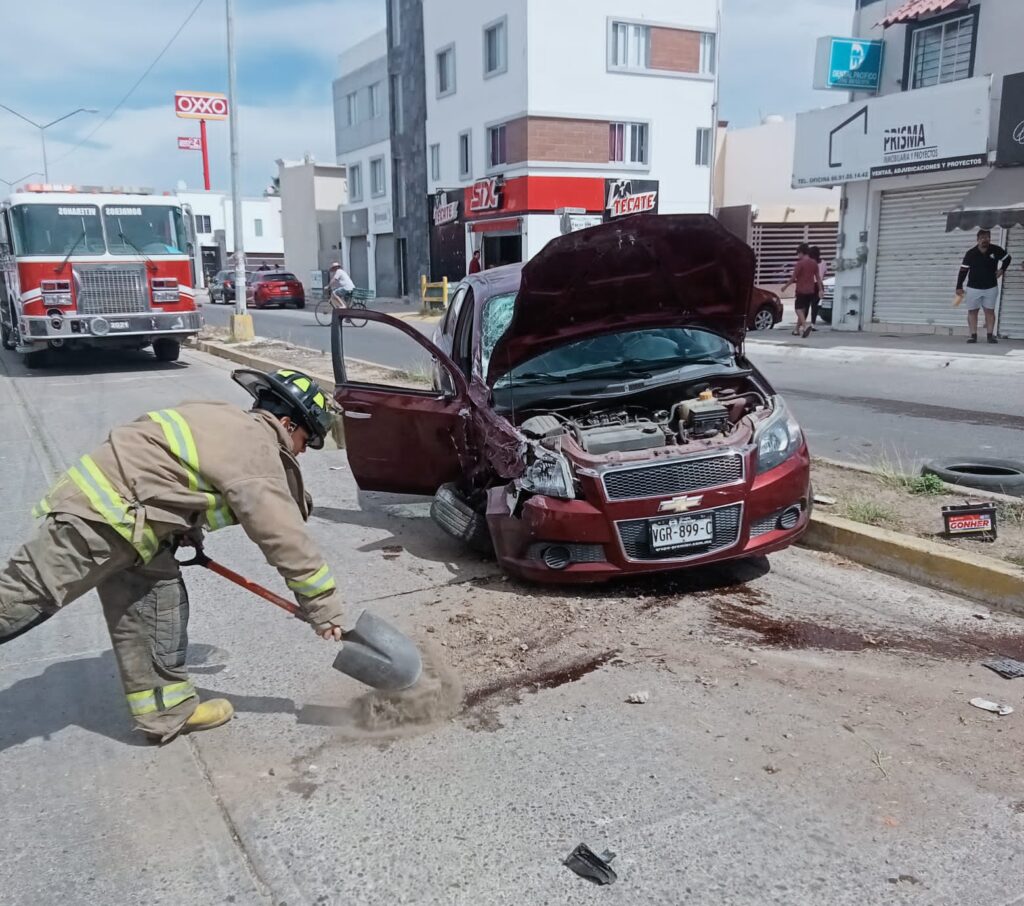 “Rápida y furiosa” causa fuerte accidente en Mazatlán; dos Aveo, una Ram y hasta una casa se dañaron