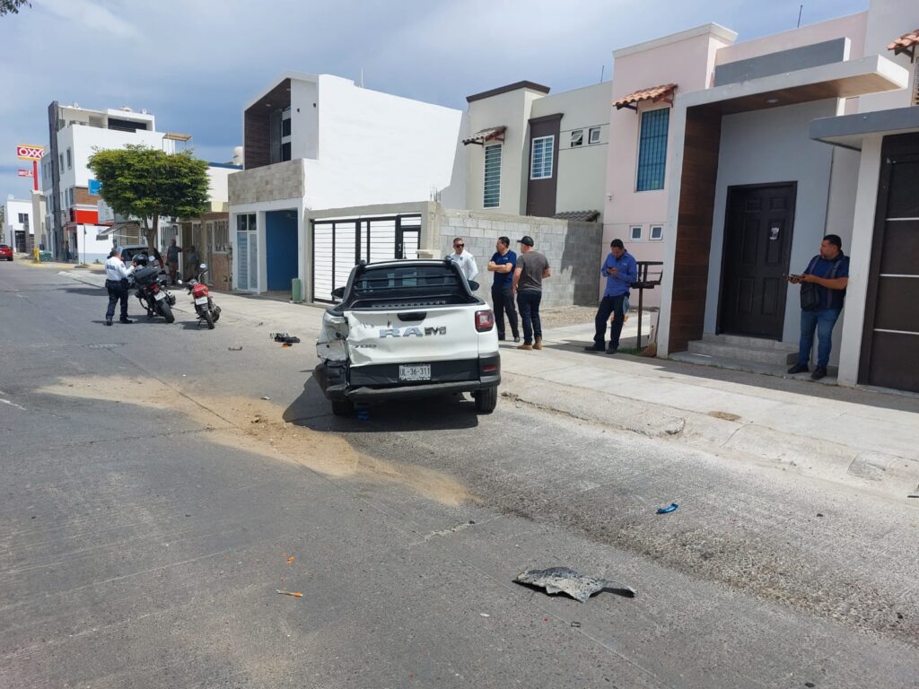 “Rápida y furiosa” causa fuerte accidente en Mazatlán; dos Aveo, una Ram y hasta una casa se dañaron