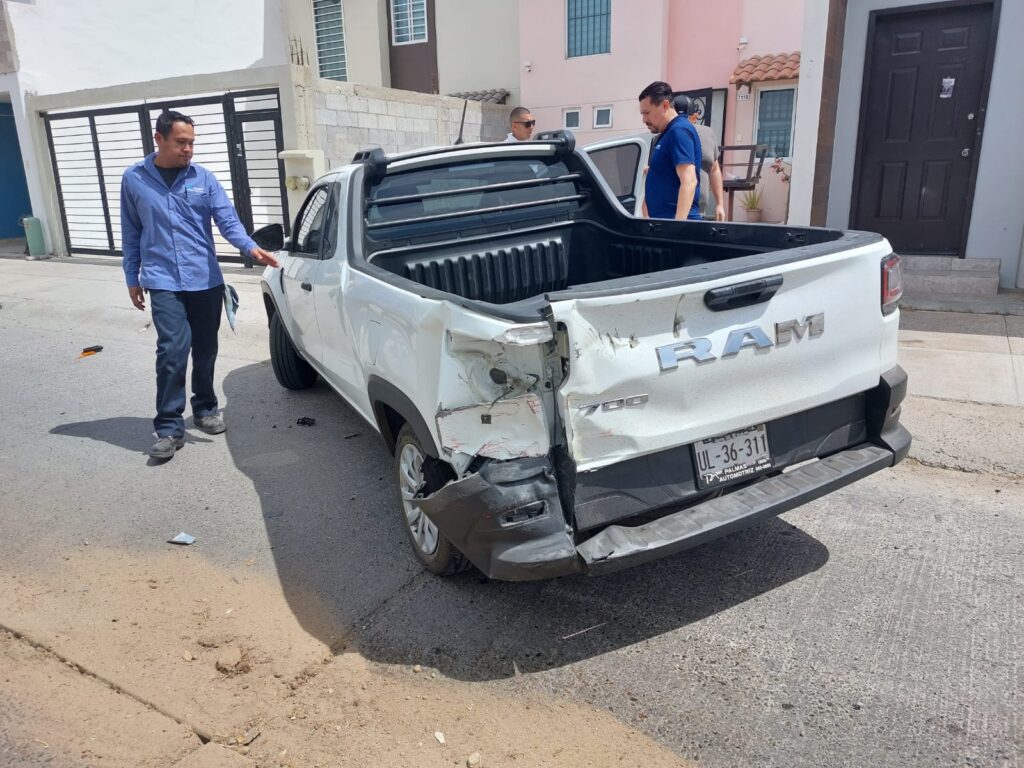 “Rápida y furiosa” causa fuerte accidente en Mazatlán; dos Aveo, una Ram y hasta una casa se dañaron