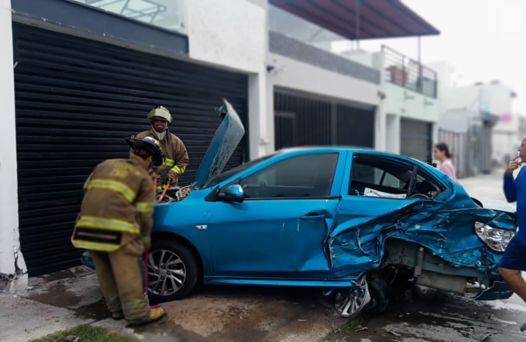 “Rápida y furiosa” causa fuerte accidente en Mazatlán; dos Aveo, una Ram y hasta una casa se dañaron 