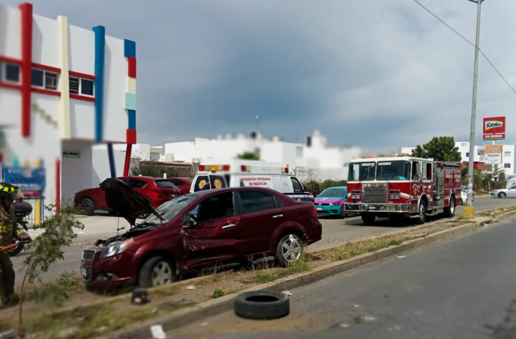 “Rápida y furiosa” causa fuerte accidente en Mazatlán; dos Aveo, una Ram y hasta una casa se dañaron