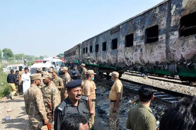 Reportan siete muertos tras incendio de tren en Pakistán