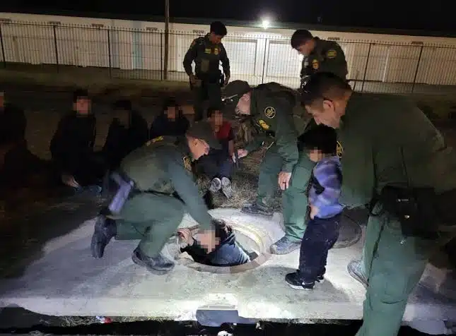 Rescatan a migrantes que se encontraban en una alcantarilla de Laredo, Texas