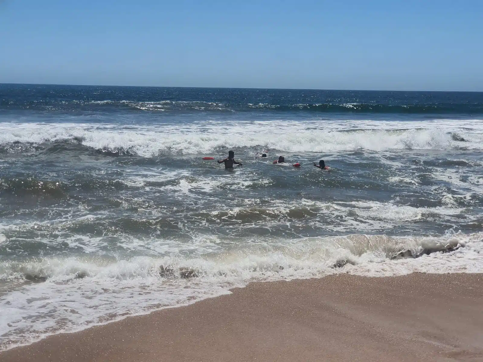 Salvavidas rescatan a tres personas a punto de morir ahogadas en playas de Mazatlán