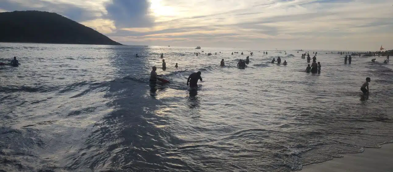 Rescatan a tres bañistas en zonas de playa de Mazatlán