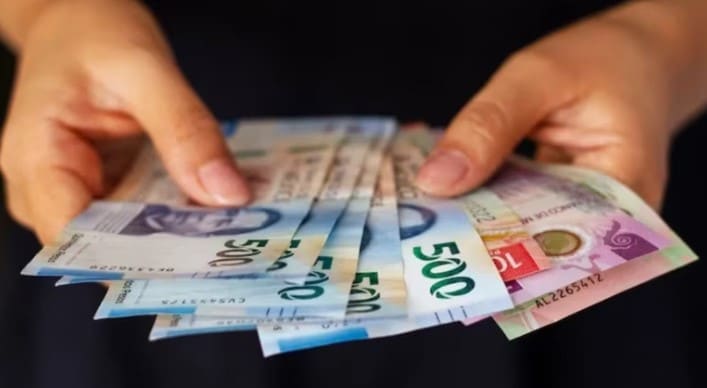 BILLETES MEXICANOS EN MANO