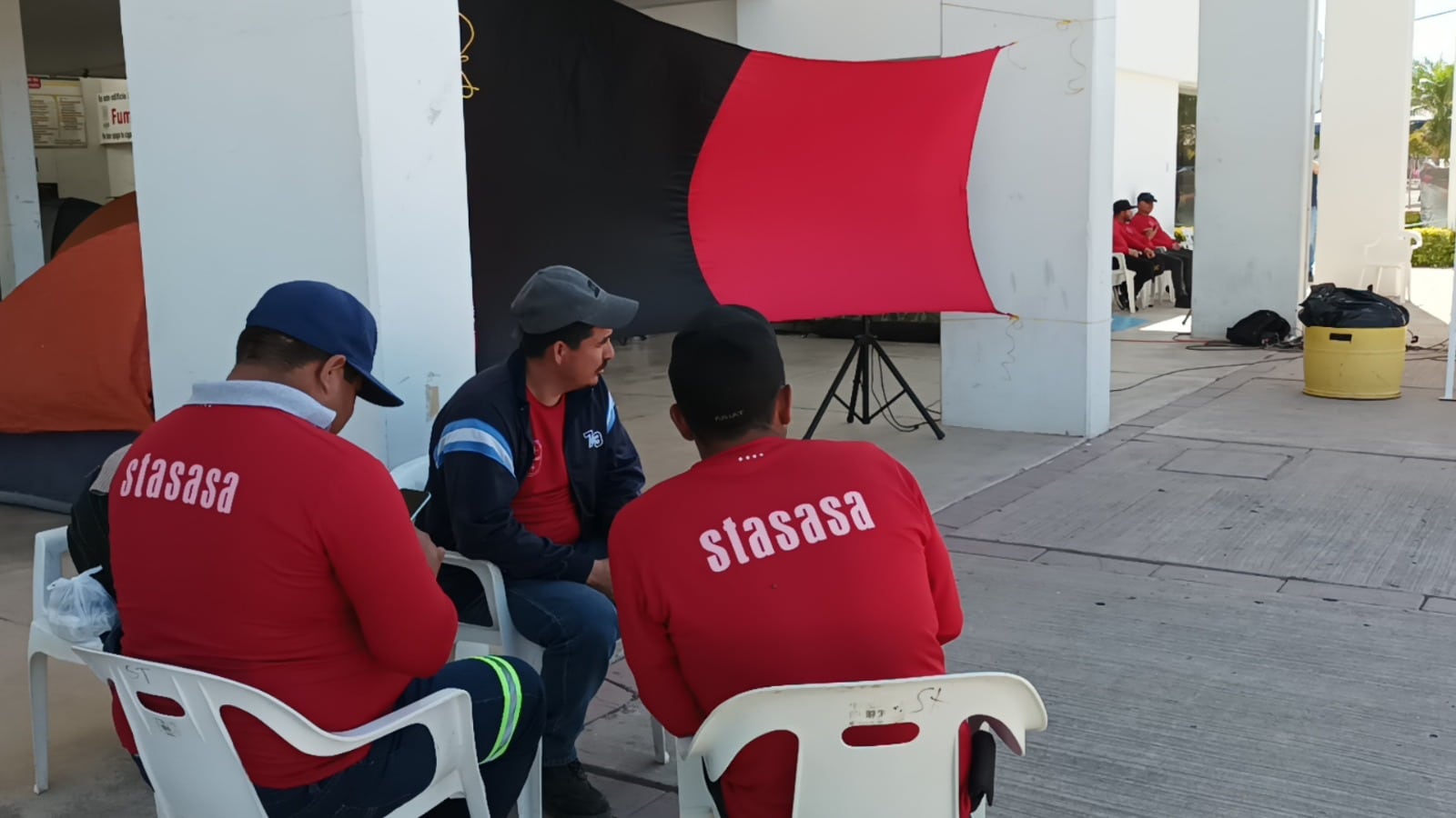 Banderas rojinegras bloquean acceso a oficinas de Guamúchil; ponen en banqueta módulo de atención