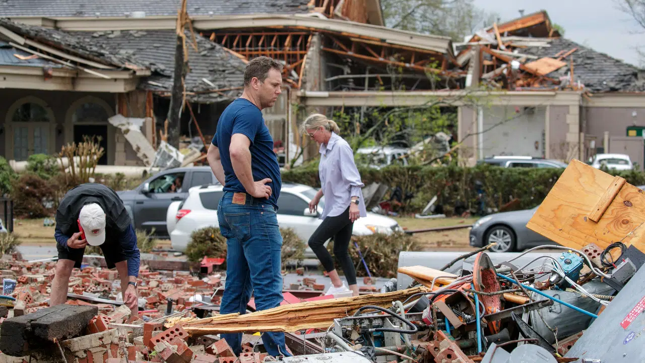 Suman 26 fallecidos en EU ante tornados; además de casas destrozadas y sin servicios