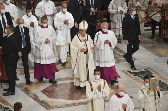 Sumo pontífice celebra misa de Jueves Santo en el Vaticano